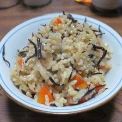 つくってみました。
お米が玄米でやっているので、ちょっと固めになりましたがおいしくできました・・・。
高野豆腐、切干大根が違和感なくってびっくりです。